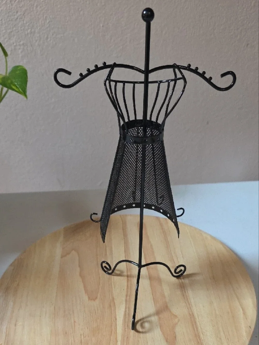 Metal wire dress form jewelry rack